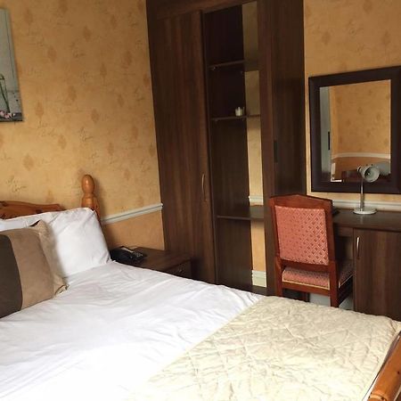 The Pines Guest Accommodation Chippenham  Eksteriør billede