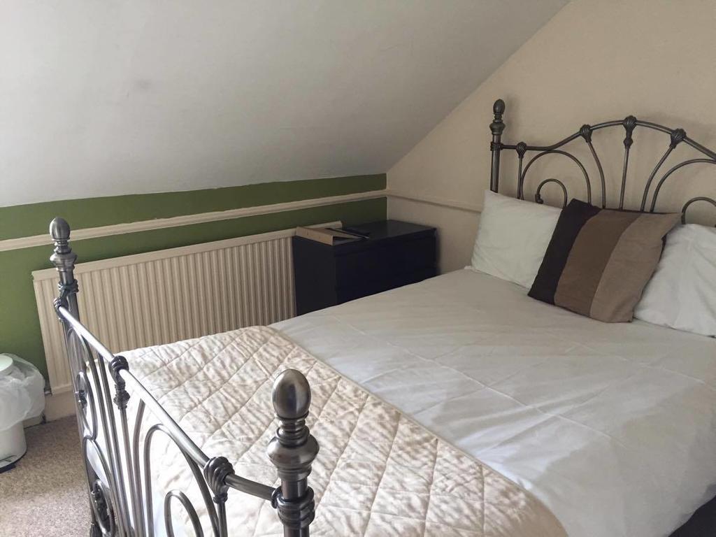 The Pines Guest Accommodation Chippenham  Eksteriør billede