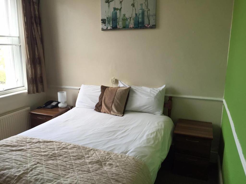 The Pines Guest Accommodation Chippenham  Eksteriør billede