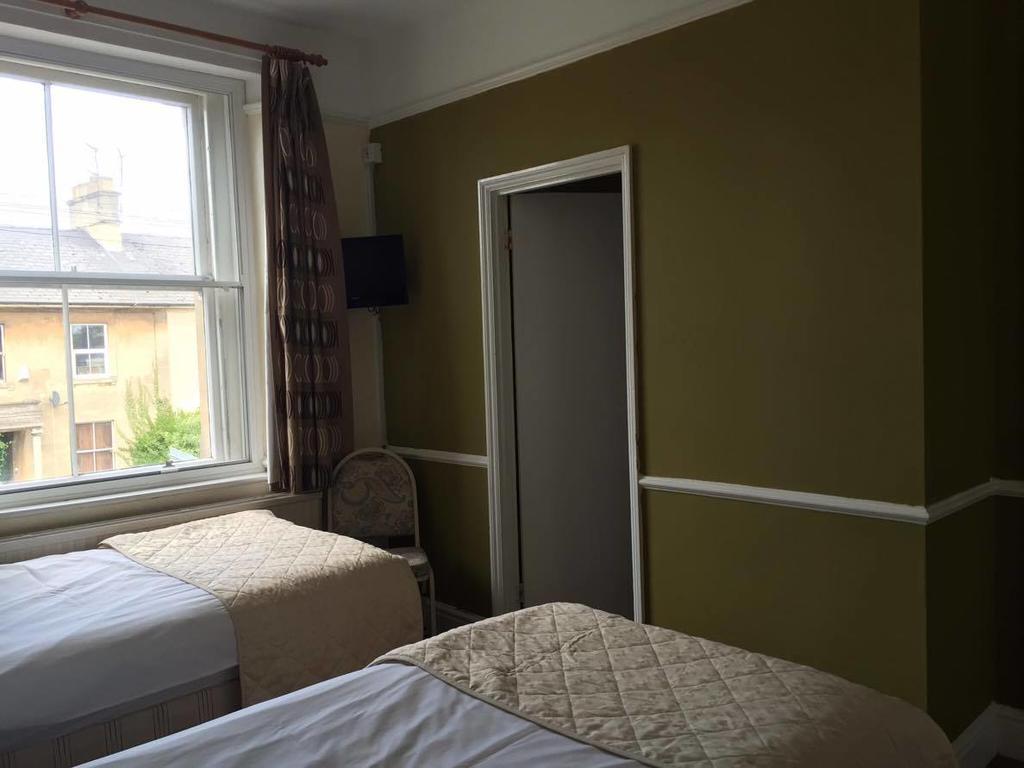 The Pines Guest Accommodation Chippenham  Eksteriør billede
