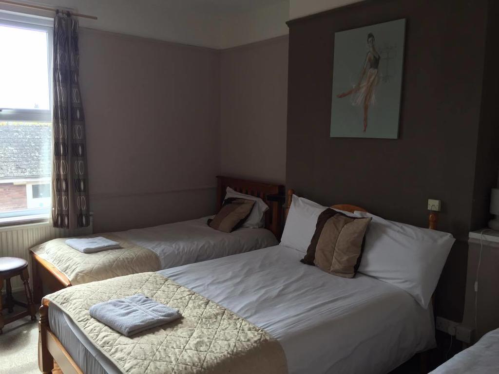 The Pines Guest Accommodation Chippenham  Eksteriør billede