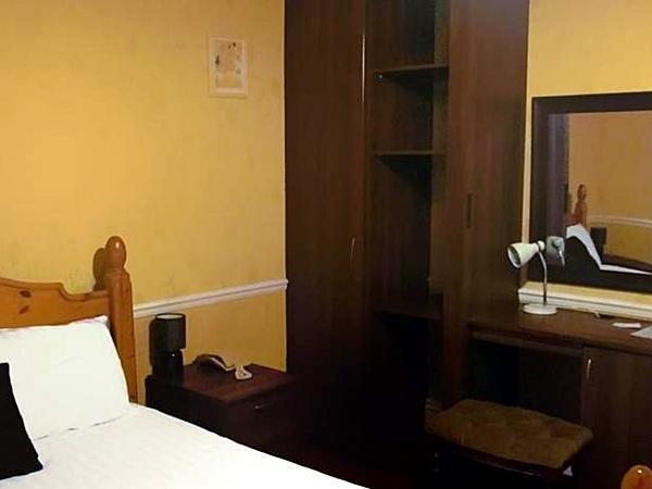 The Pines Guest Accommodation Chippenham  Eksteriør billede