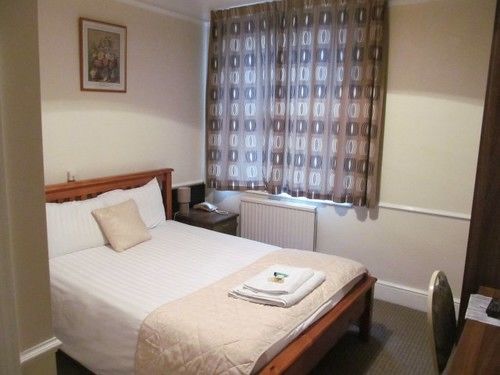 The Pines Guest Accommodation Chippenham  Eksteriør billede