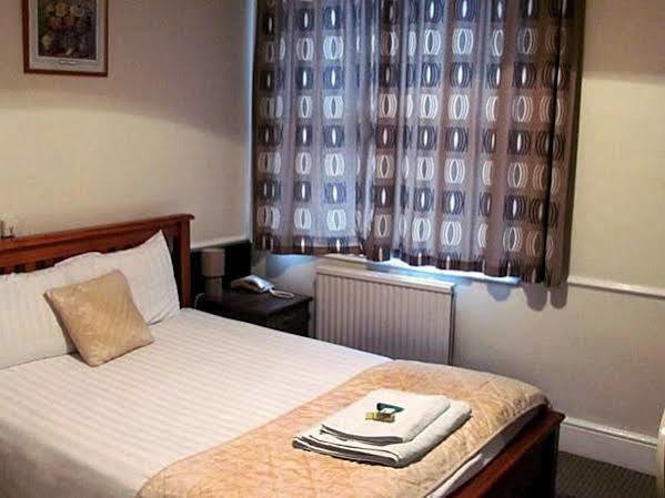 The Pines Guest Accommodation Chippenham  Eksteriør billede